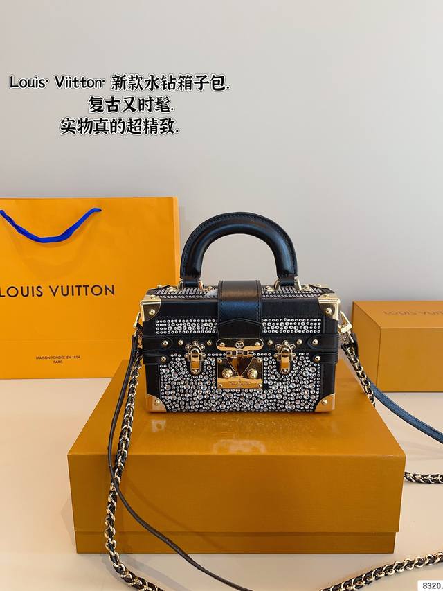 配礼盒 LV 小硬箱 CLUTCH BOX 单肩斜挎包 盒子包 HANDLE SOFT TRDNK 箱子包这款男女都可以背的一款 上身特别个性菱角分明很独特 整