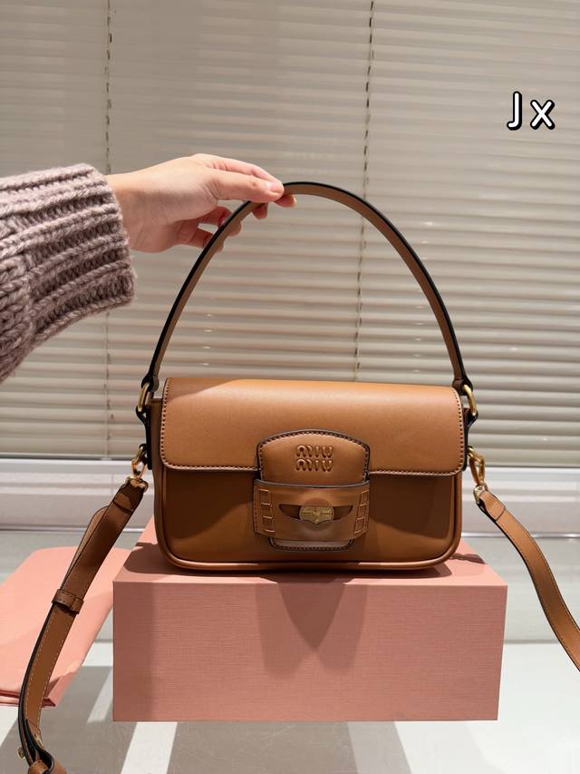 原单 miumiu限定款Mini 简单又好看 miumiu而且超级实用， #miumiu新款包包 尺寸23 14cm