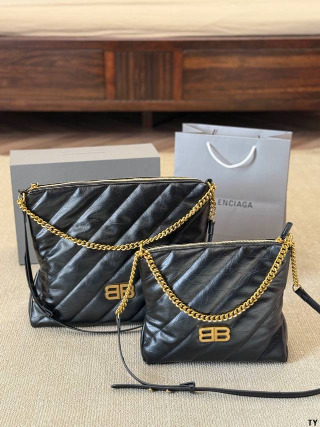 巴黎世家 BALENCIAGA Crush黑色绗缝压花牛皮革小号Hobo手袋，饰以做旧日金色金属配件，拥有多种背法，非常百搭 尺寸大号37 30cm 小号26