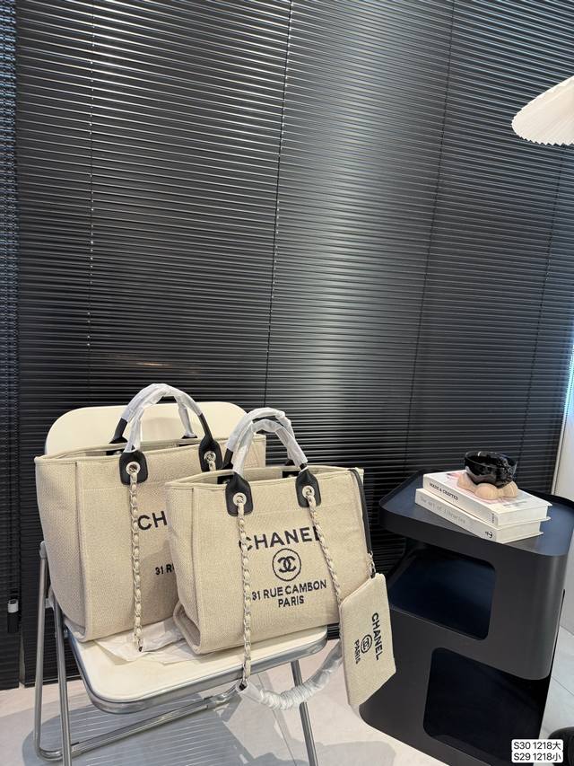 大号 小号 CHANEL 新款香奈儿沙滩包购物袋 CHANEL沙滩包每年都会出新的款 跟老款不同的logo装饰更加高端大气 容量超级可妈咪包 简约休闲的设计深受