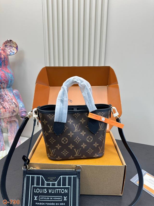 免税店全套包装 LV新款双面 Neverfull 要疯了真的要美疯了！！！ 整个系列都可翻转，一包两用没压力mini尺寸配备斜挎肩带，三种背法中号更有宽肩带，解