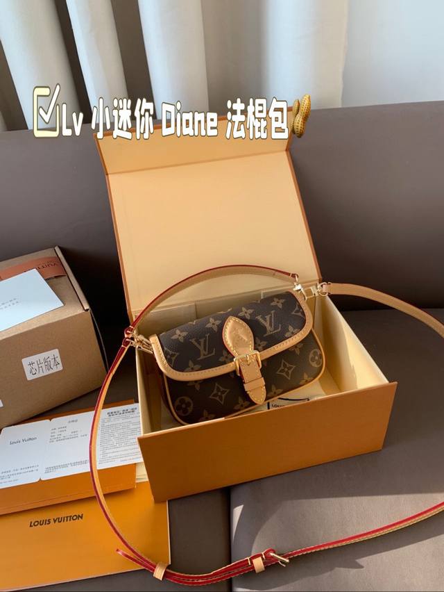 礼盒包装 size：19*12 Lv 小迷你 Diane 法棍手袋 经典老花 小号mini 法棍包是真好看 又好背！ 皮质和颜色都不错， 配置两条肩带 又甜又咸