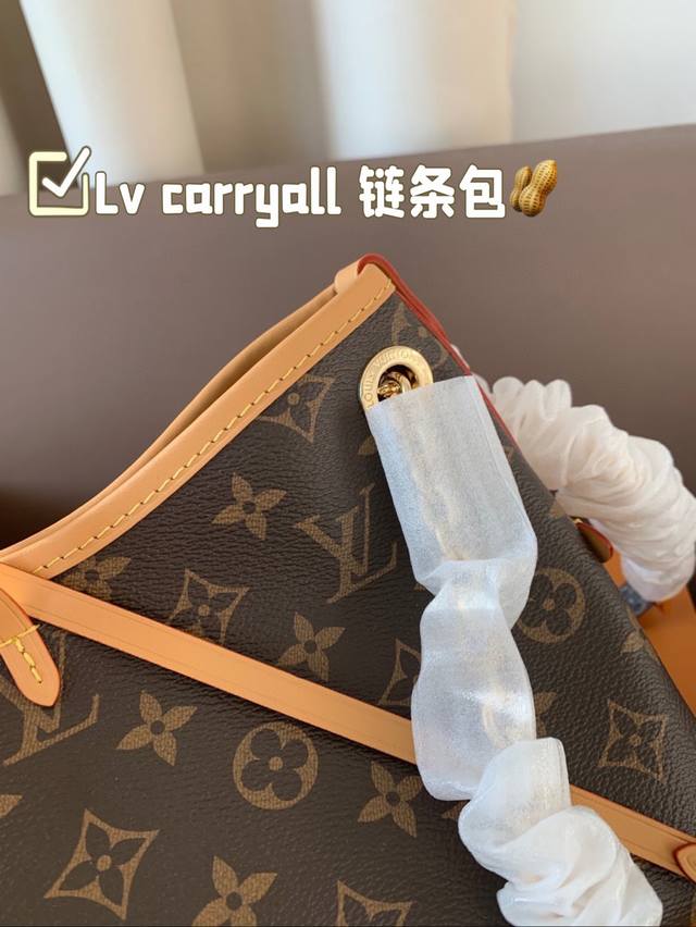 礼盒包装 Lv carryall芯片版本家族又添新成员 LV设计师有一种不管钱包死活的审美，新版carryall变可爱了，而且不喜欢大包的姐妹这个就没什么顾虑了