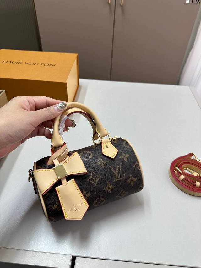 LV 路易斯威登枕头包 百搭时尚 颜值超高 是每个潮酷女孩必入单品 L-38尺寸17×10折叠盒飞机盒