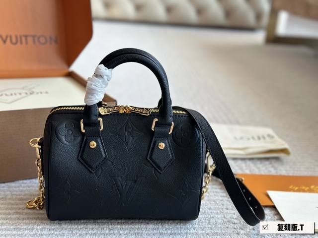 LV 路易威登SPEEDY 20奶蓝色枕头包斜挎老花百搭 女包M46883本款nano sPeedy手袋选用monogramemPreinte皮革，通过压印和印