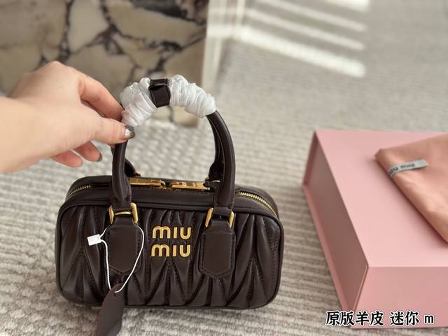 mini miumiu缪缪褶皱保龄球mini精致好看时髦 miumiu缪缪褶皱保龄球非常的火心受到很多明星追捧尤其是mini很精致很好看参加派对做晚宴包是很不错