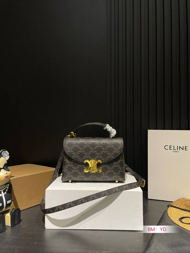 配折叠礼盒 Celine赛琳 马鞍包上身真的太好看！新款凯旋门马鞍包翻盖邮差包 实物比图片好看多了，而且复古又时尚永远都很百搭.多种背法.可手提单肩斜挎 尺寸：