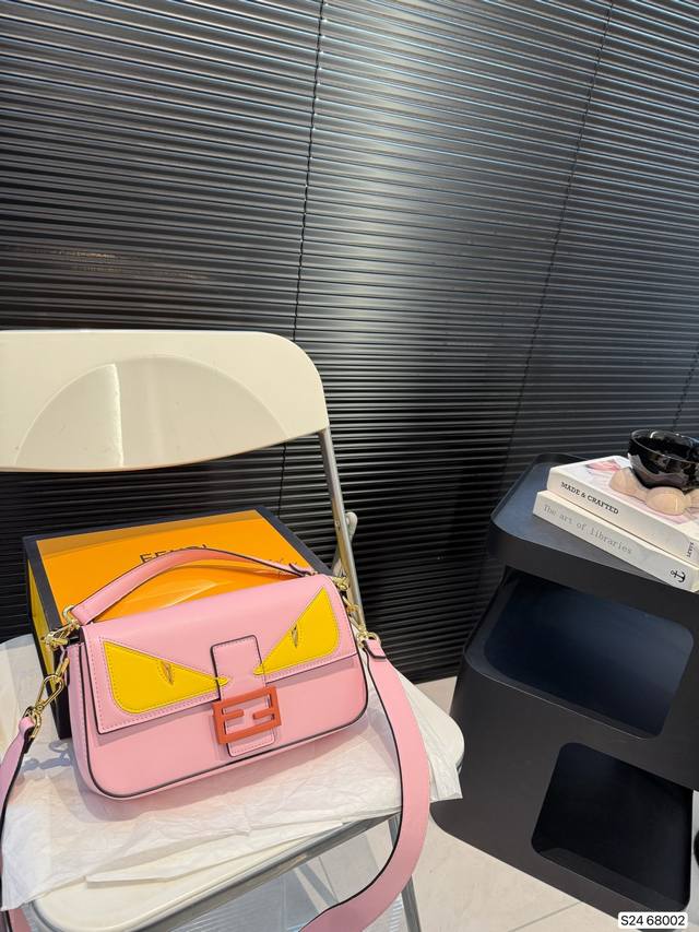 配折叠盒子 芬迪小怪兽 FENDI 2025春节限定系列以独具匠心的设计为我的新年添上了一抹活泼、大胆的时尚色彩 Baguette和Nano Baguette不