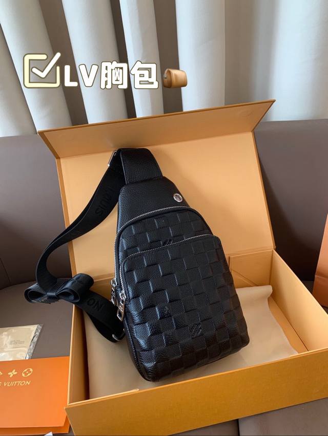 LV 胸包 很好搭衣服 配啥都搭 当之无愧的百搭之王 搭配任何风格完全没问题 尺寸：16*27