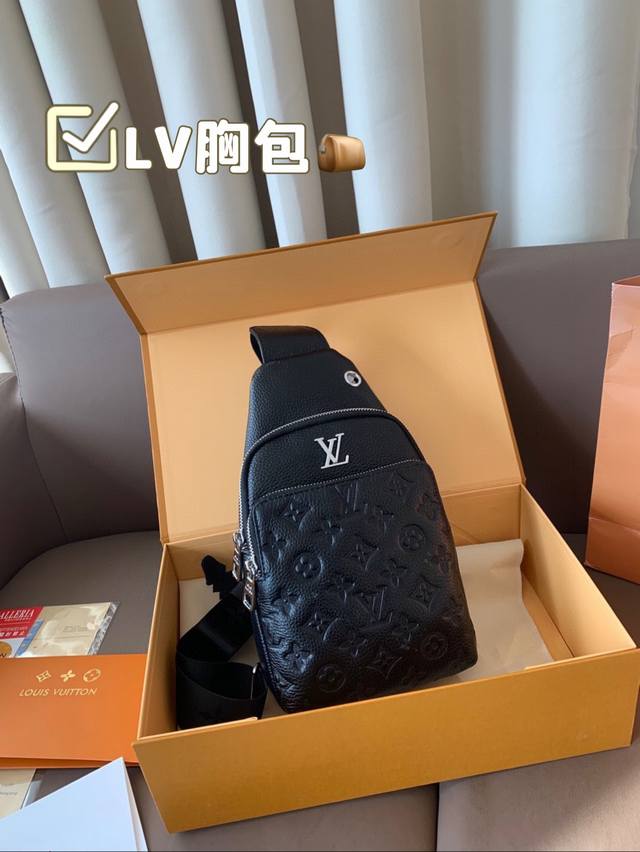 LV 胸包 很好搭衣服 配啥都搭 当之无愧的百搭之王 搭配任何风格完全没问题 尺寸：16*27