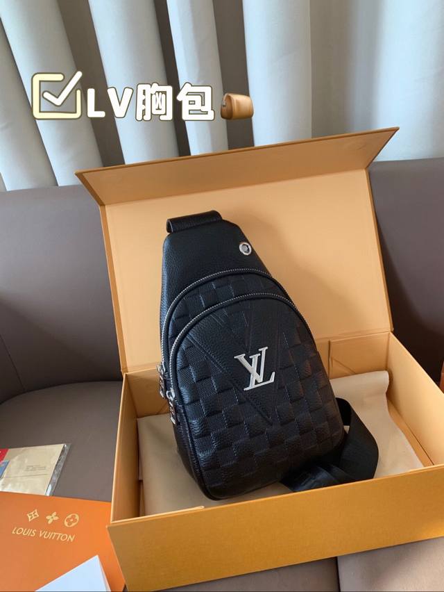 LV 胸包 很好搭衣服 配啥都搭 当之无愧的百搭之王 搭配任何风格完全没问题 尺寸：16*27