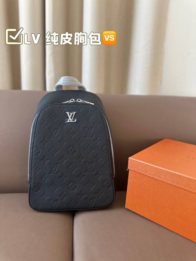 lv 纯皮胸包 很好搭衣服 配啥都搭 当之无愧的百搭之王 搭配任何风格完全没问题 尺寸：20*28