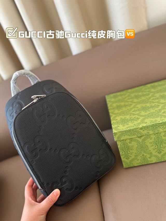 GUCCI古驰Gucci纯皮胸包 很好搭衣服 配啥都搭 当之无愧的百搭之王 搭配任何风格完全没问题 尺寸：20*28