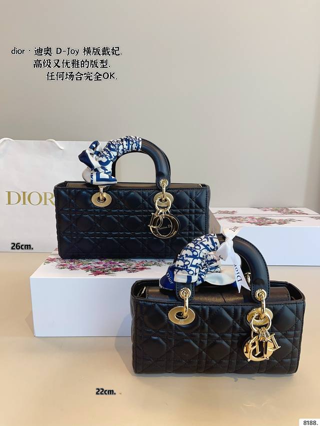 配礼盒. 迪奥DIOR Lady D-joy横版戴妃包 Lady D-joy传承经典迪家风格，以建筑感线条比例重塑经典，彰显无尽诗意与高贵优雅气质 横版更显得独