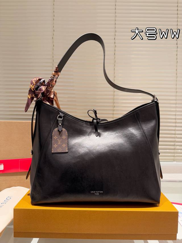 大号 原单 飞机盒折叠礼盒 CARRYALLDARK 中号手袋 本款 CarrvAll Dark 中号手袋以柔软羊皮革塑造时尚慵懒 廓形为 2024 春夏秀场造