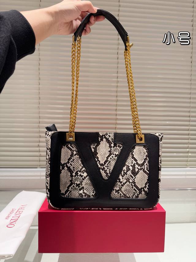 配礼盒 华伦天奴VALENTINO女士 托特包 Valentino Letter Bag 来自Valentino 的信袋。新赛季刚刚到来。 尺寸 28.19