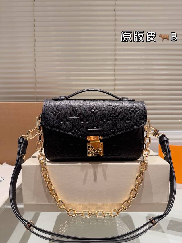 钢五金 配盒 size：21*13cm Lv 新款小邮差metis 春夏 新鲜出炉的 原版牛皮 完美尺寸的lv邮差包来啦 使用率超级高！ 可爱 可爱 终于终于出