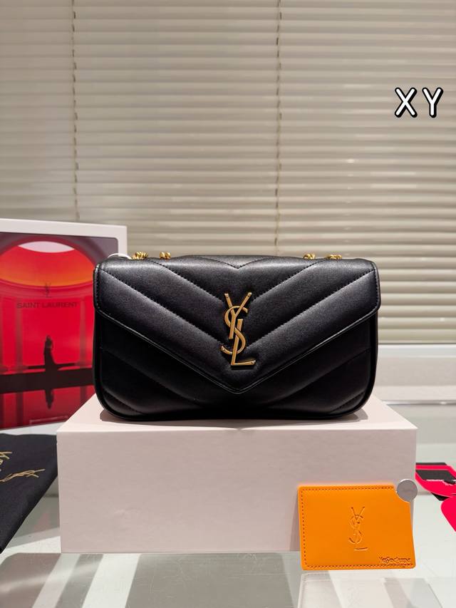 Ysl LouLou手袋 圣罗兰25早春Loulou款式强势回归 羊皮信封式手袋饰以人字纹绗缝明缝线 搭配滑动式链带可肩背可斜挎 满足多场合搭配使用需求尺寸24