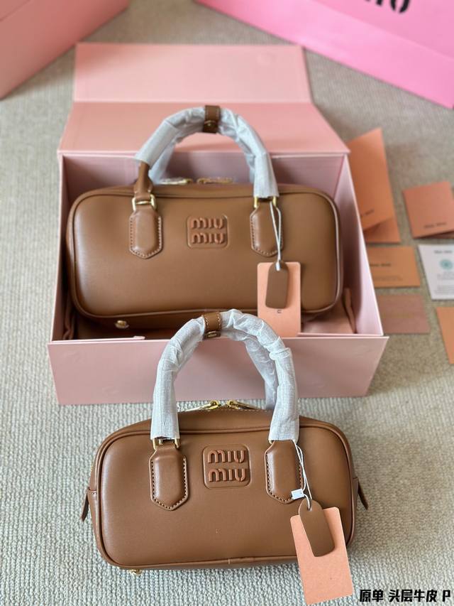 复刻版 纯牛皮 Miumiu-Softy Padded 新款 Softy Padded 手袋是对经典 Bauletto 造型的重新诠释，其简洁利落的剪裁彰显出该