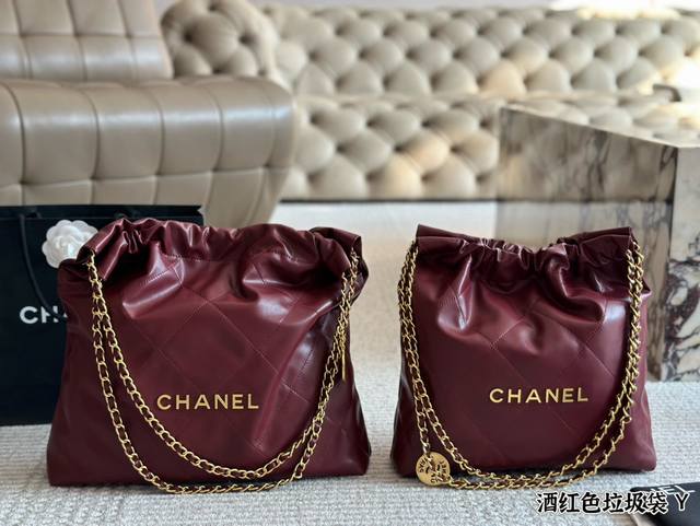 CHANEL 垃圾袋 22手袋正品皮限定色紫红小号 皮质细腻有光泽，既柔软又耐磨，两者兼具 简简单单的外观却藏着不少设计师的高级设计，镂空的 chanel lo