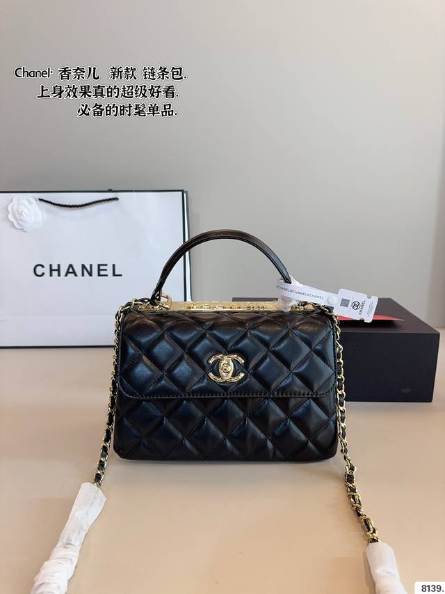 配礼盒. 香奈儿CHANEL trendy cc 令人一眼钟情双C Logo太吸睛了 经典又特别 皮质很耐用哦 不论单肩斜挎是真香～又酷又随意 是漫不经心的酷女