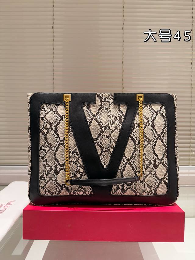 华伦天奴VALENTINO女士 托特包 Valentino Letter Bag 来自Valentino 的信袋。新赛季刚刚到来。 尺寸 45.34