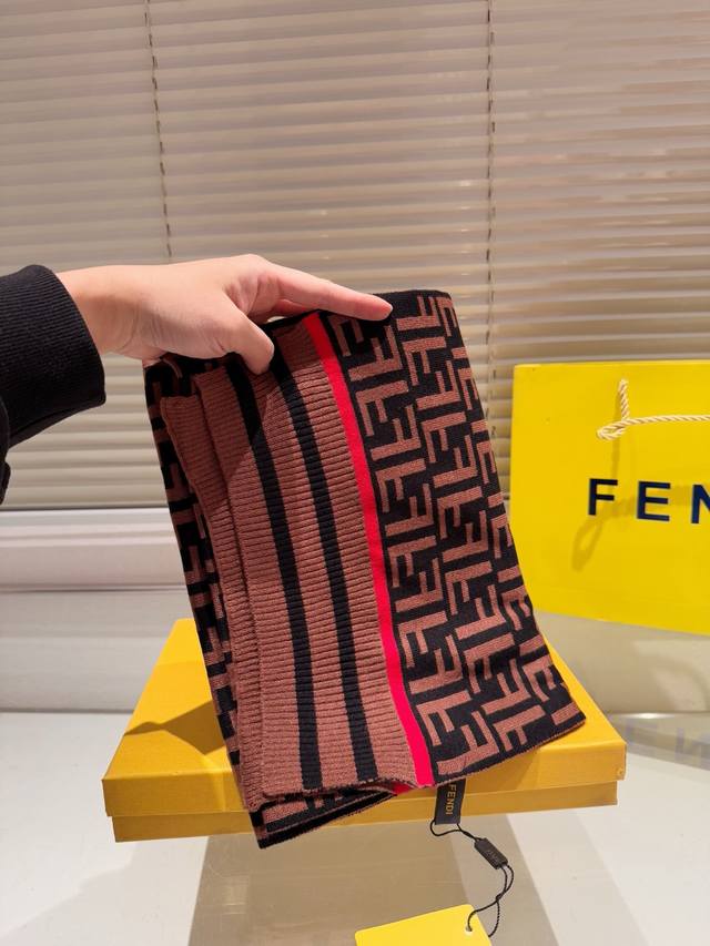 高端羊绒围巾 礼盒 Fendi 经典围巾真材实料！这款围巾适用于春 秋 冬！当作披肩超好看！提亮肤色！上身效果气场非常强大手感柔软成色有质感，匠心之作。 规格: