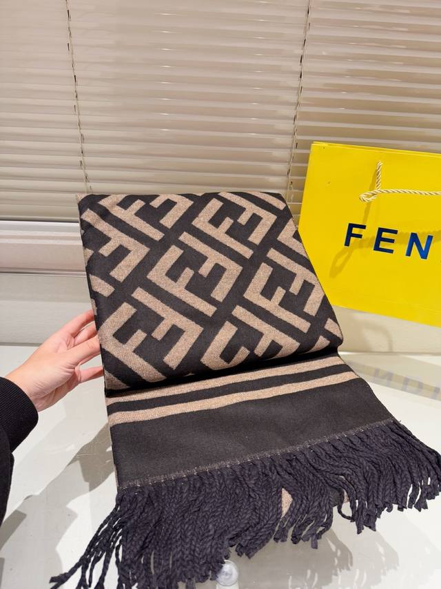 高端羊绒围巾 礼盒 Fendi 经典围巾真材实料！这款围巾适用于春 秋 冬！当作披肩超好看！提亮肤色！上身效果气场非常强大手感柔软成色有质感，匠心之作。 规格: