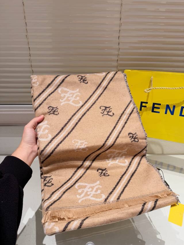 高端羊绒围巾 礼盒 Fendi 经典围巾真材实料！这款围巾适用于春 秋 冬！当作披肩超好看！提亮肤色！上身效果气场非常强大手感柔软成色有质感，匠心之作。 规格: