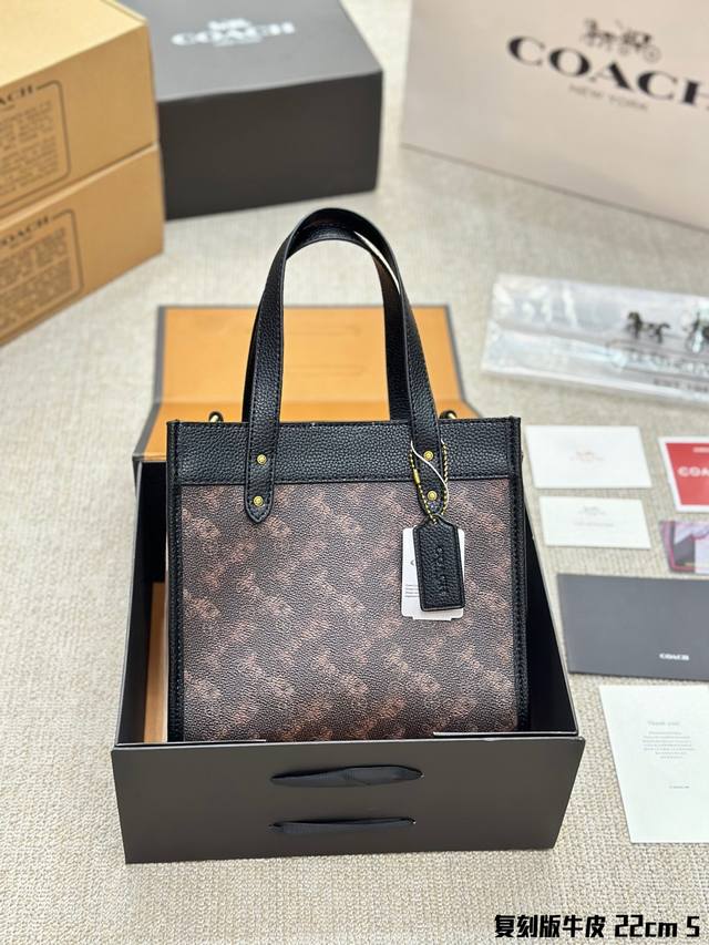 复刻版 牛皮 最爱的一款Coach托特小手袋 Field Tote22 终于来啦～～带上小手袋出街吧。 西这季coach除了小号托特包，太适合小仙女们出游啦~墨