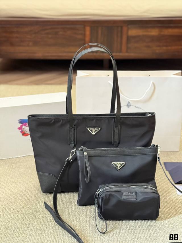 原版布 Prada大号托特包品 三件套 Prada 男士大号托特包，再生尼龙的面料，耐磨抗造、轻便休闲，能够满足日常通勤、出差旅行、健身购物等 多种场合，百搭时