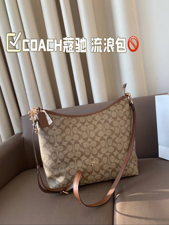 配盒尺寸33*27 蔻驰 流浪包 COACH 流浪包真的日常不管出门上班还是逛街约会都能够无脑直接背出门～都不带思考一秒容量足够大 放下我的平板和雨伞都完全没问