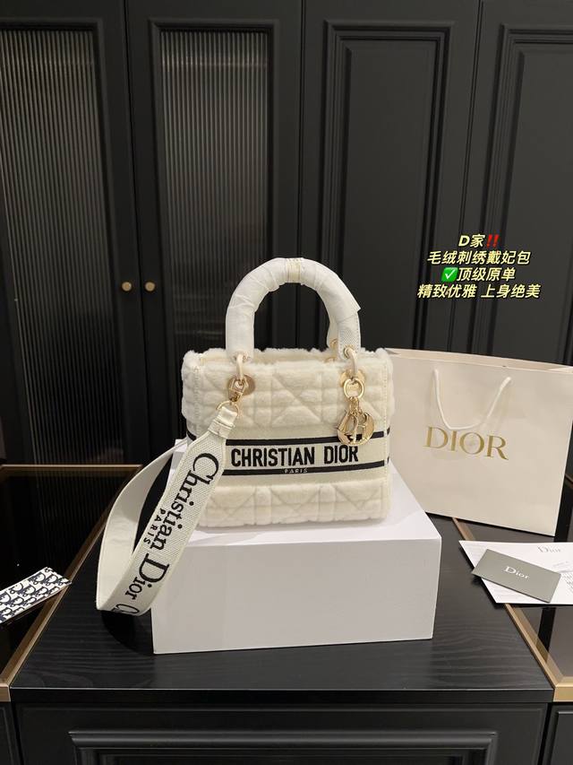 顶级原单 配折叠盒尺寸23.20 迪奥 戴妃包 DIOR D家 刺绣戴妃包 现代休闲且优雅 刺绣宽肩带特别！特别！！！ 女孩子真的对好看的包包没有抵抗力