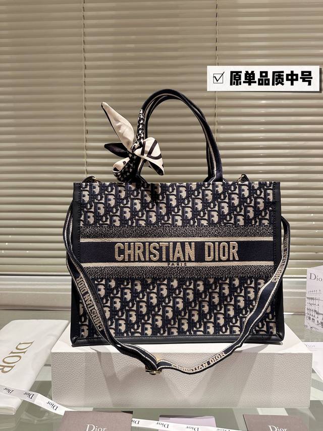 原版布 肩带款 Dior Book Tote 由玛丽亚．嘉茜娅．蔻丽 Maria Grazia Chiuri 呈献的 Book Tote 手袋优良体现了 Dio