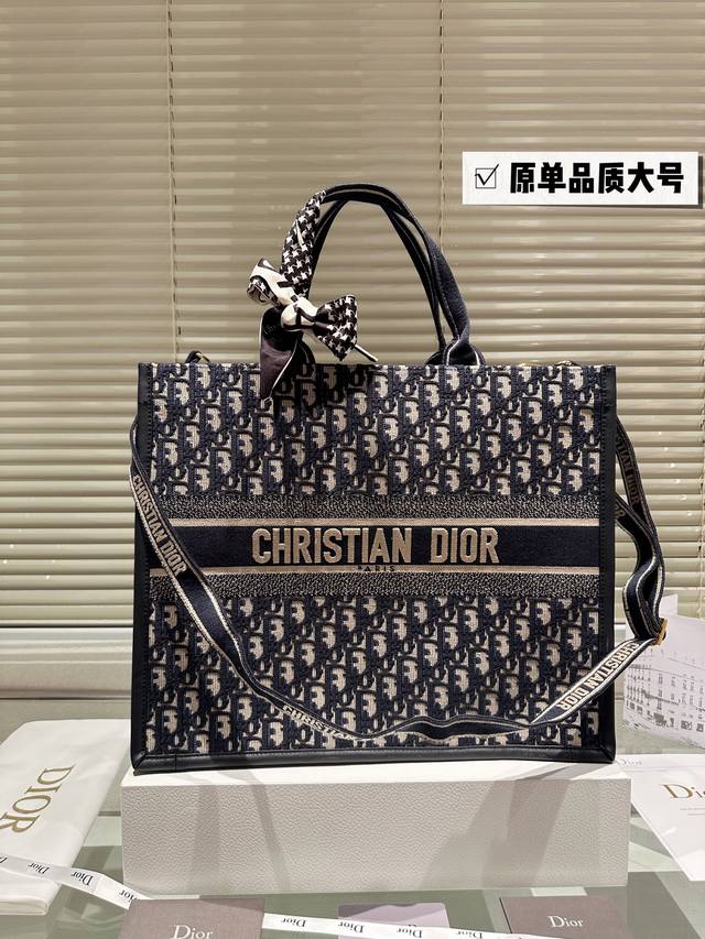 原版布 肩带款 Dior Book Tote 由玛丽亚．嘉茜娅．蔻丽 Maria Grazia Chiuri 呈献的 Book Tote 手袋优良体现了 Dio