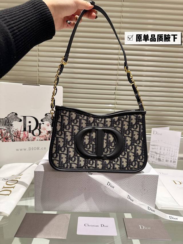 复刻版 原版布 Dior 新款手提包 这款 CD Signature Hobo 迷你链条手袋是二零二三秋冬 成衣系列新品，由玛丽亚 嘉茜娅蔻丽 Maria Gr