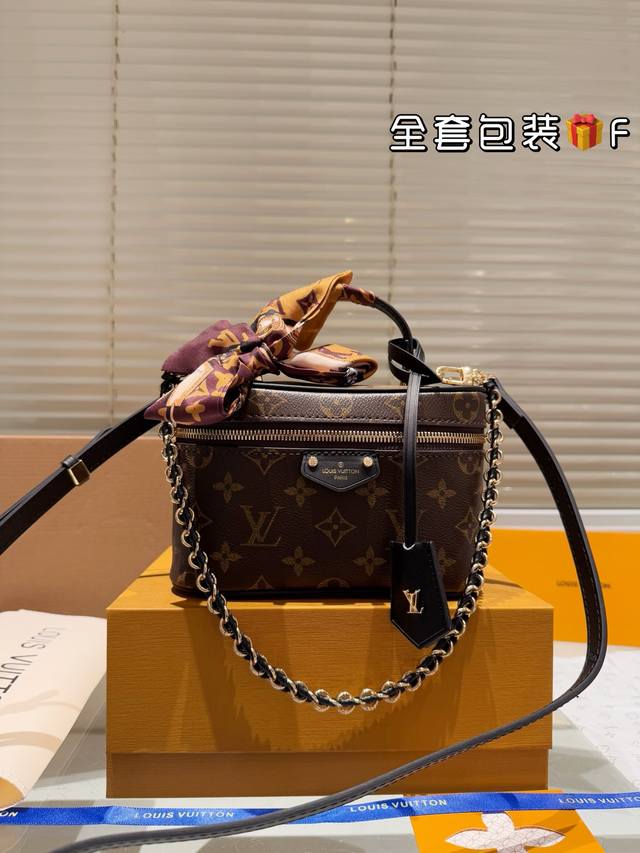 全套包装 LV 2024 Vanity Chain Pouch 手袋 包包 Vanity Chain Pouch 手袋以经典化妆箱为灵感，同样采用 Monogr