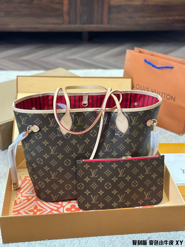 复刻版 变色小牛皮 Lv 牛皮 L家 Neverfull 中号购物袋！入门级的款式哦！绝对的终身款！此物经典不言而喻！街拍和实用都是非常nb的选择！大家拿到后可