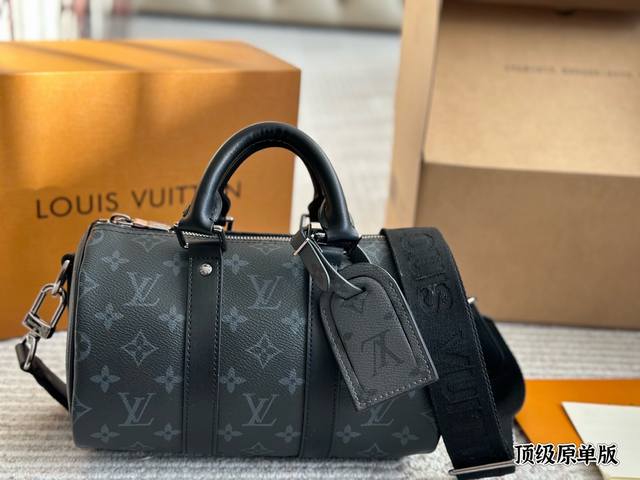 Lv X Nigo KeePall xs 21 枕头包 手袋是一款理想的都市手袋。 标志性的造型与经典的 Monogram 帆布，加之多种携带方式和奢华的天然牛