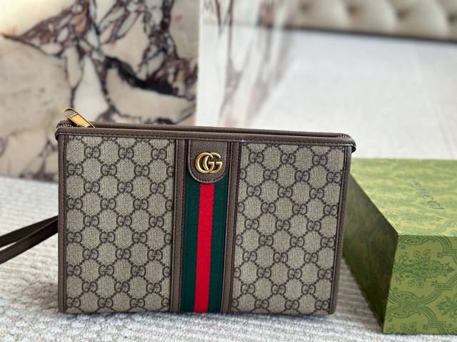 gucci 男士经典手包 细节实拍这个应该是古驰男士手拿包里面卖的最好的产品之一了第一是因为外表颜值~整体老花加上经典的红蓝配色第二是因为大小宽度，非常能装东西