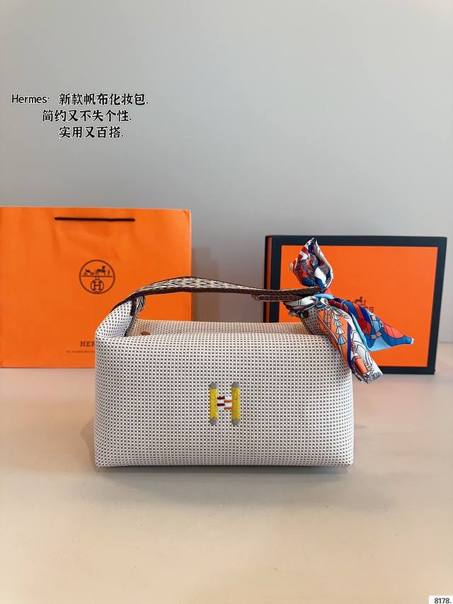 配礼盒. 爱马仕饭盒 Trousse Trousse Bride-A-Brace 洗漱包，稍微加个丝巾就可以变成精致手拎包了！ 帆布的材质随性旦休闲 容量感人