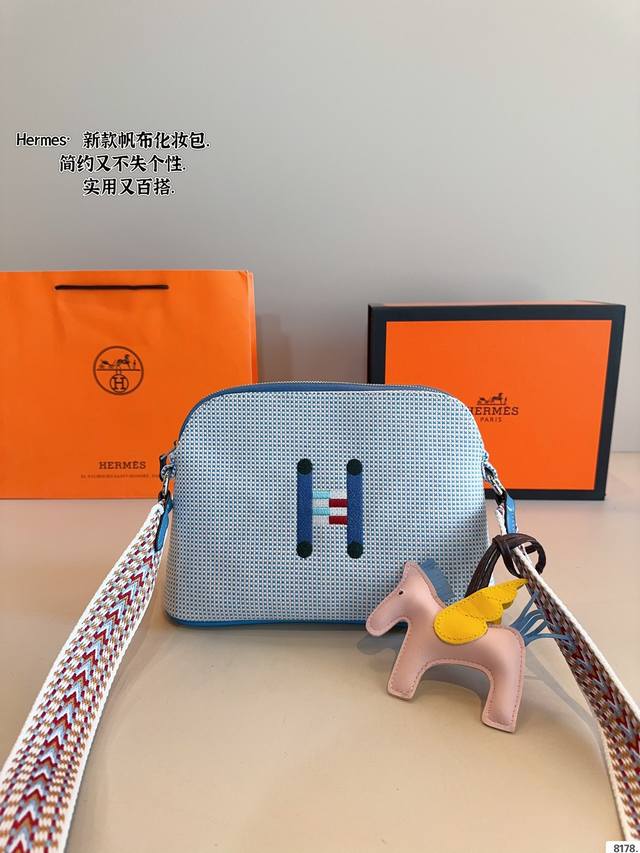 配礼盒. 爱马仕饭盒 Trousse Trousse Bride-A-Brace 洗漱包，稍微加个丝巾就可以变成精致手拎包了！ 帆布的材质随性旦休闲 容量感人