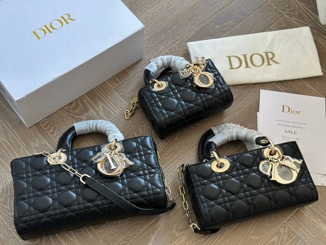 Dior lady新品长款 羊皮 全套包装 迪奥全新D-joy强势回归，大爆款的节奏心，包包自带两条肩带，多种背法，上身又美又飒，经典的菱格设计，搭配柔软的羊皮