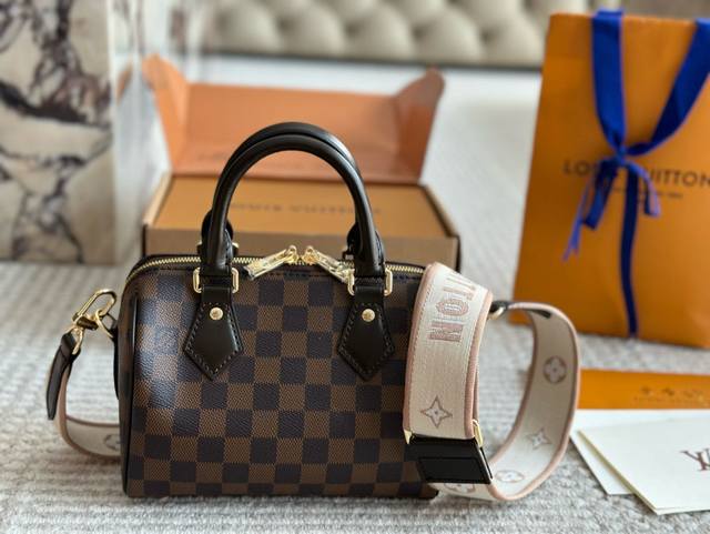 LV女包包 路易威登sPeedy N40489 本款SPeedy Bandouliere 20手袋取材经典DamierEbene帆布，搭配沉稳皮革饰边和织物肩带