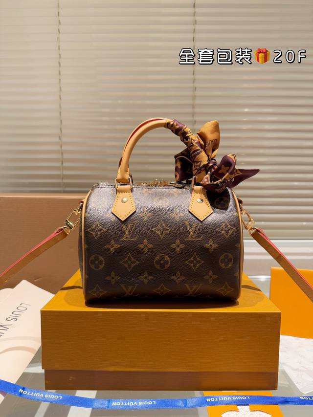 折叠礼盒 Lv sPeedy 20cm枕头包 无论版型 内里和专柜毫无差别 真正原版复刻 内里可拆卸 火遍全球的爆款机场大包 机车女神包 明星同款 贵气而充满活