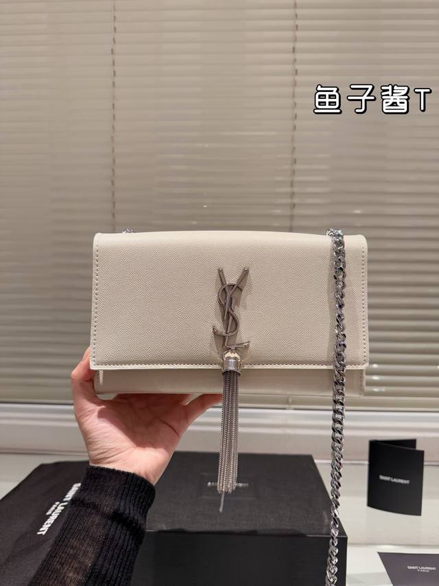 配礼盒 ysl 链条包 KATE CHAIN AND TASSEL BAG IN TEXTURED LEATHER 最新最佳最实用！这个系列最核心的设计便是Y家