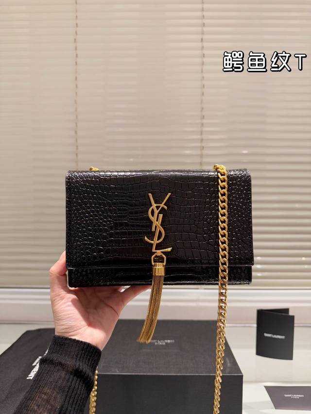 配礼盒 ysl 链条包 KATE CHAIN AND TASSEL BAG IN TEXTURED LEATHER 最新最佳最实用！这个系列最核心的设计便是Y家