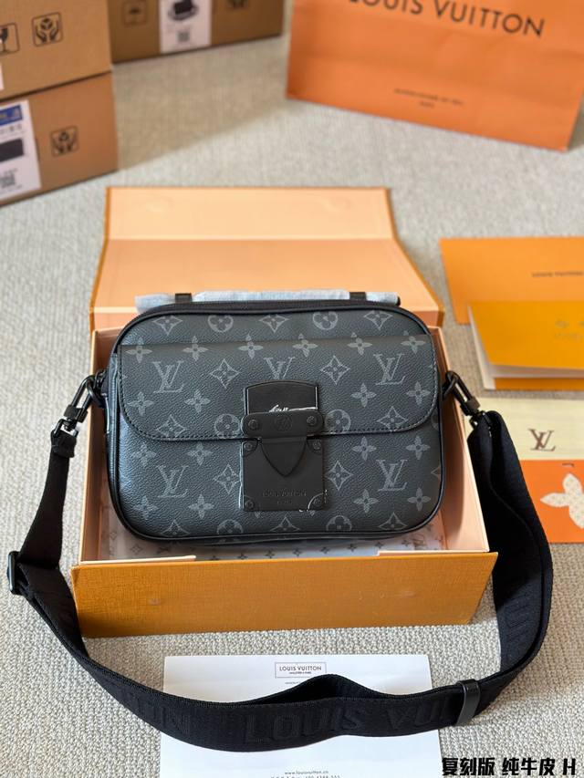 顶级原单 纯牛皮 I LOUIS VUITTON S Lock sling 牛皮 经典老花压纹 帅气轻便 实用男包推荐 潮男必入款的卜v S-lock邮差包 尺