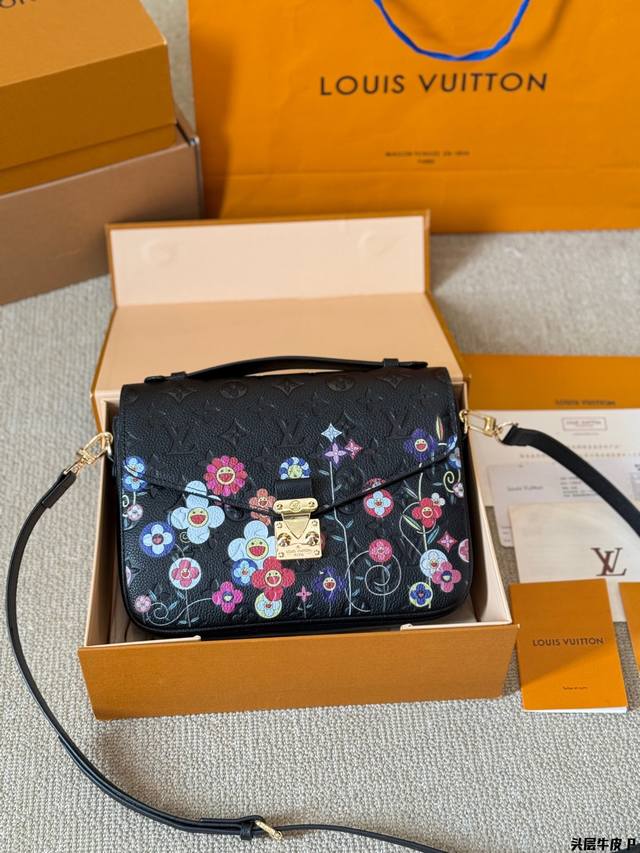 头层牛皮 Lv POCHETTE MéTIS压纹邮差包 原版高品质 这款Retiro 手袋以标志性的面料制成 搭配奢华的变色牛皮饰边 经典永恒 优雅低调的外形设