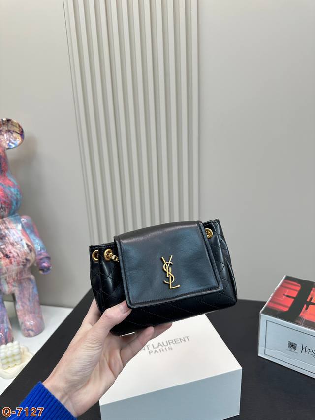 免税店全套包装 圣罗兰YSL nolita 黑金 2025年的第一只包包ysl的设计师快进来接受我的表扬！ mini不到万元的快乐，大家都懂画特别轻巧，几乎感到